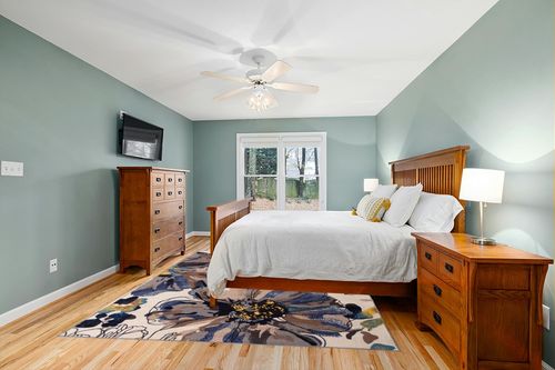 Rugshop Modern Bright Flowers Non-Slip (Non-Skid) Area Rug 8 x 10 (7' 10" x 10') Cream in Teal and Orange Wood Bedroom