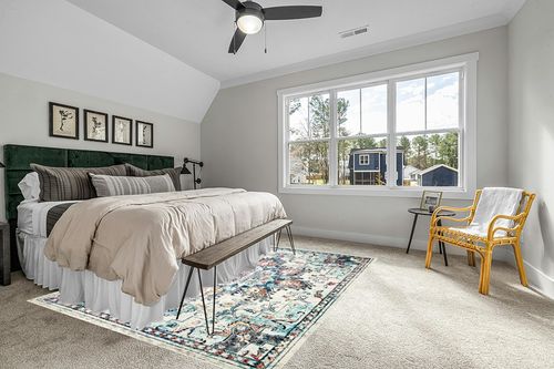 Cream/Blue Retro Non shedding, Stain Resistant, Pet friendly Living Room Area Rug in Grey Traditional Bedroom with King Bed