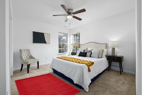 Unique Loom Williamsburg Collection Area Rug - Solid (4' 1" x 6' 1" Rectangle, Burgundy) in White and Yellow Modern Bedroom