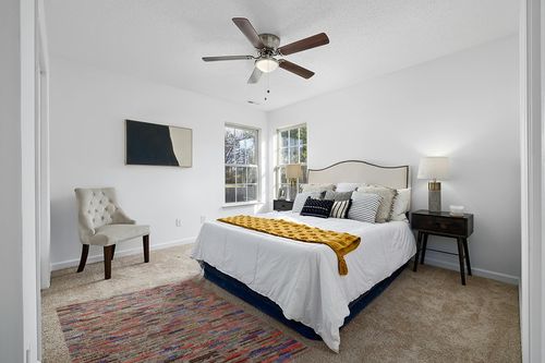 SAFAVIEH Studio Leather Collection 4' x 6' Ivory/Blue STL808A Handmade Mid-Century Modern Leather Area Rug in White and Yellow Modern Bedroom