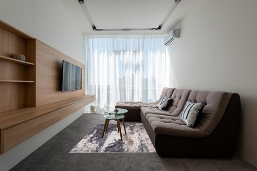 LUXE WEAVERS Euston Gray 5 x 7 Abstract Modern Area Rug in Grey Living Room with Brown Couch