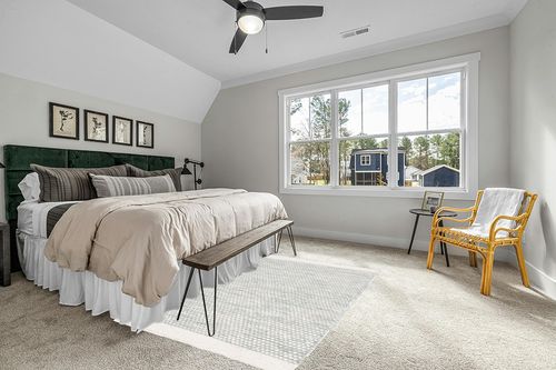 Safavieh Natura Collection Area Rug - 5' x 8', Light Blue & Ivory, Handmade Wool, Ideal for High Traffic Areas in Living Room, Bedroom (NAT776L) in Grey Traditional Bedroom with King Bed