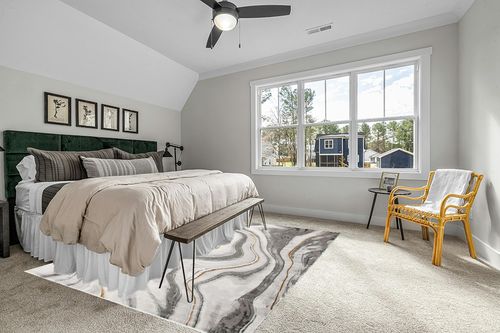 SAFAVIEH Craft Collection Area Rug - 8' x 10', Grey & Gold, Modern Abstract Design, Non-Shedding & Easy Care, Ideal for High Traffic Areas in Living Room, Bedroom (CFT819F) in Grey Traditional Bedroom with King Bed