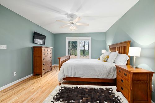 SAFAVIEH Studio Leather Collection 4' x 6' Ivory / Dark Brown STL215B Handmade Mid-Century Modern Leather Area Rug in Teal and Orange Wood Bedroom