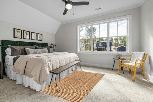 Delara Hand Woven Farmhouse Jute Area Rug, Tight Boucle Jute Rug, 5' x 8', Natural in Grey Traditional Bedroom with King Bed