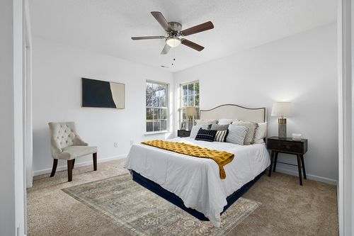Loloi II Layla Collection LAY-13 Antique/Moss, Traditional 5'-0" x 7'-6" Area Rug in White and Yellow Modern Bedroom