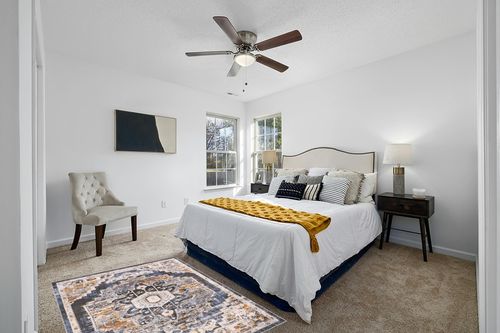 L'Baiet Lara Blue Oriental 4 ft. x 6 ft. Area Rug in White and Yellow Modern Bedroom