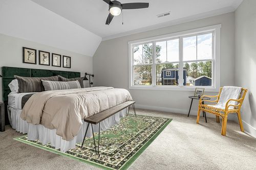 Black Traditional Stain Resistant Dining Room Area Rug in Grey Traditional Bedroom with King Bed