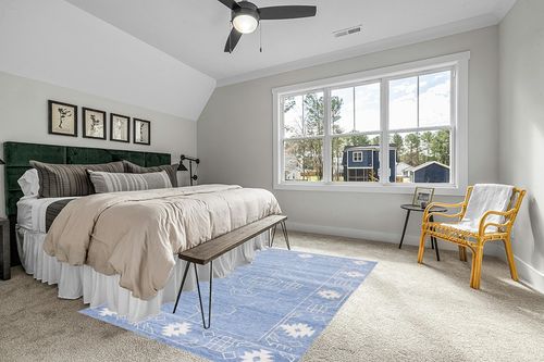Safavieh Kilim Collection Area Rug - 6' x 9', Blue & Ivory, Flat Weave Rustic Boho Tribal Design, Non-Shedding & Easy Care, Ideal for High Traffic Areas in Living Room, Bedroom (KLM763M) in Grey Traditional Bedroom with King Bed