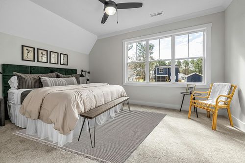 SAFAVIEH Montauk Collection Area Rug - 8' x 10', Ivory & Red, Handmade Flat Weave Boho Farmhouse Cotton Tassel Fringe, Ideal for High Traffic Areas in Living Room, Bedroom (MTK340C) in Grey Traditional Bedroom with King Bed