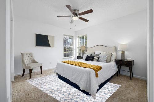 SAFAVIEH Amelia Collection Area Rug - 6' x 9', Grey & Blue, Geometric Design, Non-Shedding & Easy Care, Ideal for High Traffic Areas in Living Room, Bedroom (ALA792F) in White and Yellow Modern Bedroom