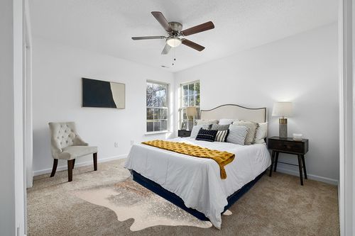 Loloi II Bryce Collection BZ-07 Pewter/Gold, Contemporary 5' x 6'-6" Area Rug in White and Yellow Modern Bedroom