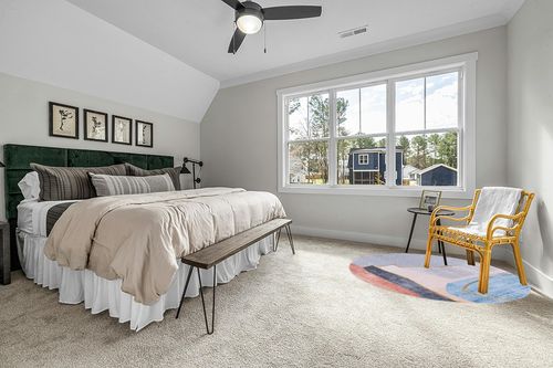 Safavieh Tacoma Collection Area Rug - 6' Round, Beige & Blue, Mid-Century Modern Design, Non-Shedding & Easy Care, Machine Washable Ideal for High Traffic Areas in Living Room, Bedroom (TAC834B) in Grey Traditional Bedroom with King Bed