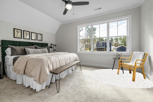 White 8 Ft Round Shag Rug in Grey Traditional Bedroom with King Bed