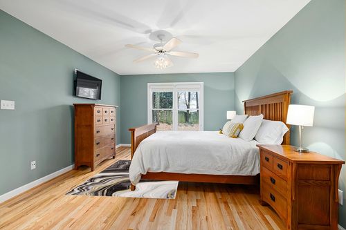 Well Woven Werrick Grey & Gold Striated Marble Pattern Area Rug (5'3" x 7'3") in Teal and Orange Wood Bedroom