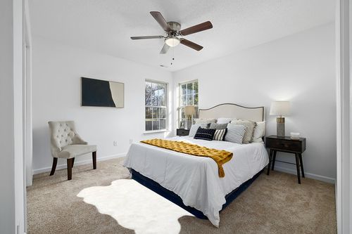 nuLOOM Deonna Faux Sheepskin Shag Area Rug, 5' 3" x 6', White in White and Yellow Modern Bedroom