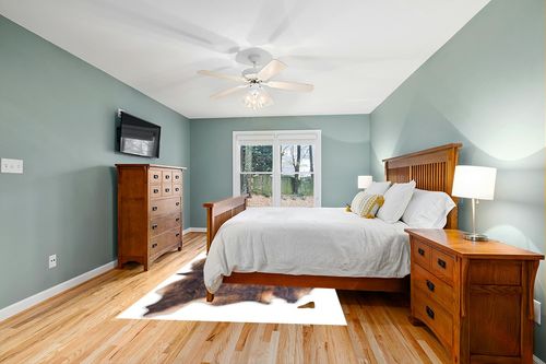 rodeo Cowhide Rug, Dark Brindle: XXL 6x8ft (180cmx240cm) in Teal and Orange Wood Bedroom
