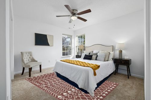 Totti Loops Terracotta/Cream 6 Feet x 9 Feet Southwestern Rug in White and Yellow Modern Bedroom