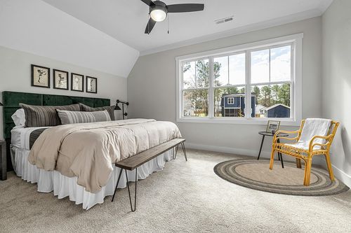 SAFAVIEH Courtyard Collection 6'7'' Round Natural / Black CY8475 Indoor/ Outdoor Patio Backyard Mudroom Area Rug in Grey Traditional Bedroom with King Bed