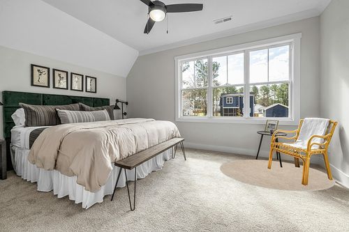 SAFAVIEH Luxe Shag Collection 6' Round Bone SGX160B Handmade Glam 3.2-inch Extra Thick Area Rug in Grey Traditional Bedroom with King Bed