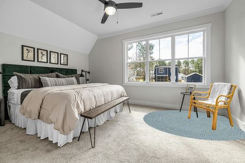 Safavieh Braided Collection Area Rug - 8' Round, Teal & Green, Handmade Farmhouse, Ideal for High Traffic Areas in Living Room, Bedroom (BRA201K) in Grey Traditional Bedroom with King Bed