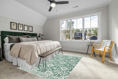 SAFAVIEH Dip Dye Collection Area Rug - 6' x 9', Dark Green & Ivory, Handmade Wool, Ideal for High Traffic Areas in Living Room, Bedroom, Dining (DDY901Y-6) in Grey Traditional Bedroom with King Bed