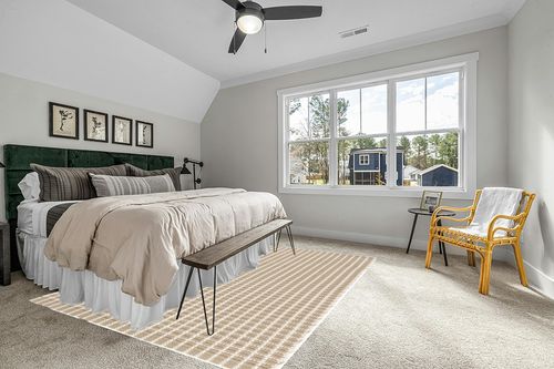 Dash and Albert Gridiron Wheat Handwoven Indoor/Outdoor Rug, 8 X 10 Feet, Neutral Geometric Pattern in Grey Traditional Bedroom with King Bed