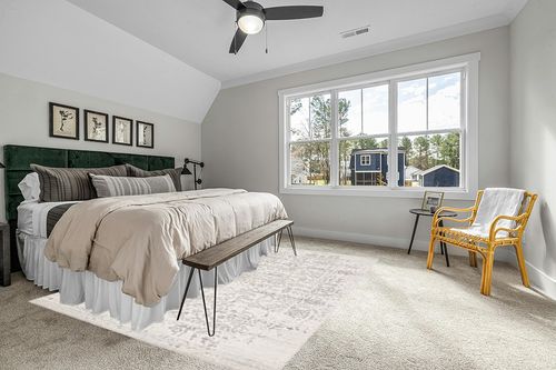 ‎Silver/Ivory ‎Retro ‎Non shedding, Stain Resistant, Pet friendly ‎‎Area Rug in Grey Traditional Bedroom with King Bed