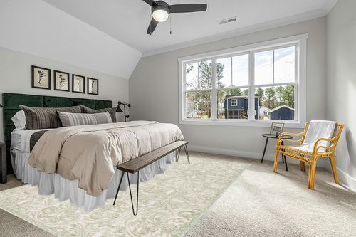Safavieh Trace Collection Area Rug - 9' x 12', Ivory & Green, Handmade Wool, Ideal for High Traffic Areas in Living Room, Bedroom (TRC101Y) in Grey Traditional Bedroom with King Bed