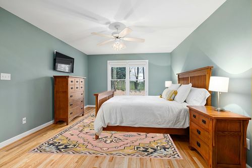 Restoration and Renovation Handmade Traditional Oriental Premium Wool Area Rug | Vintage-Inspired, Hand-Tufted Design with Multi-Colored Accents for Home Decor (Pink, 5' Round) in Teal and Orange Wood Bedroom