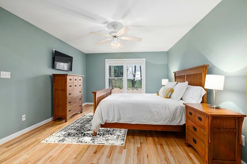 nuLOOM Jordana Vintage Distressed Medallion Area Rug, 5x8, Black and White in Teal and Orange Wood Bedroom