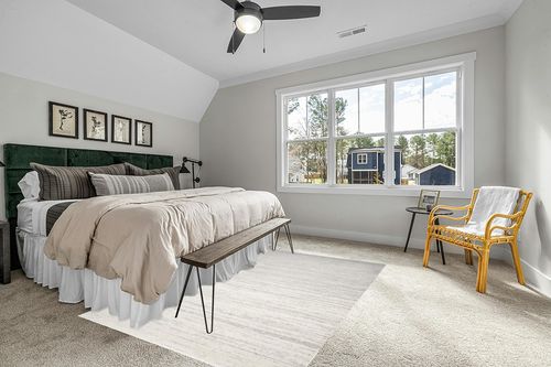 SAFAVIEH Adirondack Collection Area Rug - 6' x 9', Ivory & Silver, Modern Ombre Design, Non-Shedding & Easy Care, Ideal for High Traffic Areas in Living Room, Bedroom (ADR113B) in Grey Traditional Bedroom with King Bed
