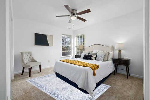 Rugs USA x Lauren Liess Bayberry Vintage Machine Washable Area Rug - 5x8 Machine Washable Area Rug Traditional Light Blue/Ivory for Living Room Bedroom Dining Room Kitchen in White and Yellow Modern Bedroom
