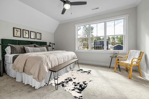 nuLOOM Marcia Machine Washable Faux Cowhide Area Rug, 5' 9" x 7' 7", Black in Grey Traditional Bedroom with King Bed