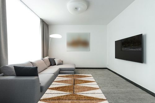 nuLOOM Kali Shaggy Diamond Tassel Area Rug, 5x8, Light Brown in Modern Living Room with Grey Couch