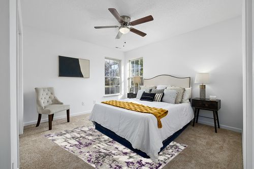 SAFAVIEH Skyler Collection Area Rug - 5'1" x 7'6", Grey & Purple, Modern Abstract Design, Non-Shedding & Easy Care, Ideal for High Traffic Areas in Living Room, Bedroom (SKY193R) in White and Yellow Modern Bedroom