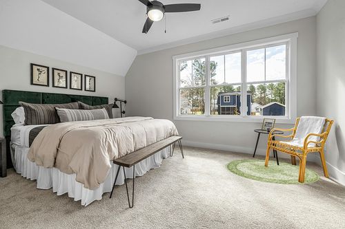 Unique Loom Bromley Collection Area Rug - Midnight (5' 1" Round, Green/ Ivory) in Grey Traditional Bedroom with King Bed