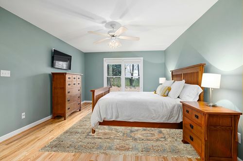 ‎Ocean / Spice ‎Traditional   ‎Area Rug in Teal and Orange Wood Bedroom