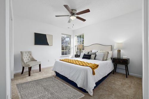 Unique Loom Solid Shag Collection Area Rug (4' 1" x 6' 1" Rectangle, Cloud Gray) in White and Yellow Modern Bedroom
