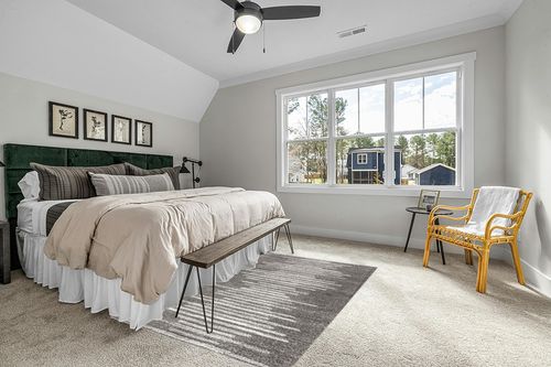 JONATHAN Y MOH205B-5 Aya Berber Stripe Geometric Indoor Farmhouse Area-Rug Bohemian Minimalistic Striped Easy-Cleaning Bedroom Kitchen Living Room Non Shedding, 5 X 8, Gray,Cream in Grey Traditional Bedroom with King Bed