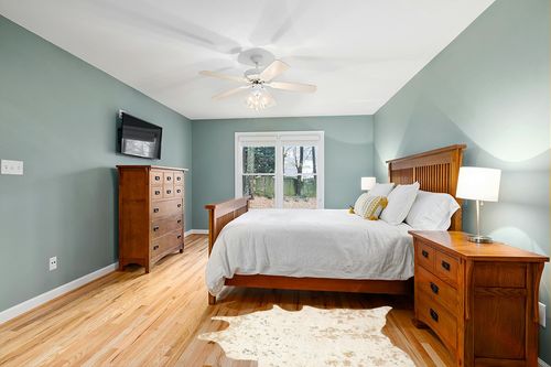 NuLOOM Iraida Contemporary Faux Cowhide Area Rug, 3' 10" x 5', Off-white in Teal and Orange Wood Bedroom