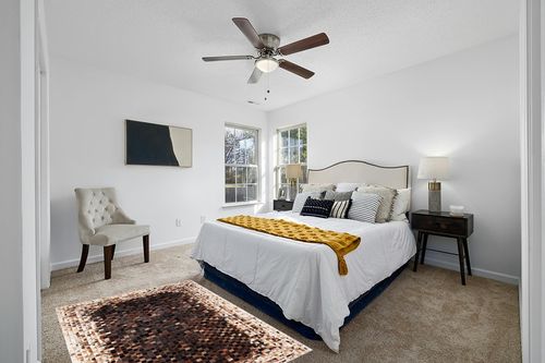 SAFAVIEH Studio Leather Collection 4' x 6' Beige/Brown STL803B Handmade Mid-Century Modern Leather Area Rug in White and Yellow Modern Bedroom