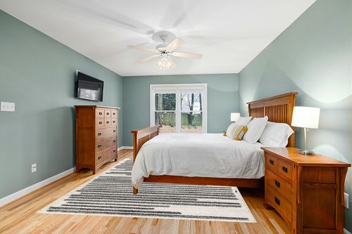 JONATHAN Y MOH207A-8 Khalil Modern Berber Stripe Indoor Farmhouse Area-Rug Bohemian Minimalistic Striped Easy-Cleaning Bedroom Kitchen Living Room Non Shedding, 8 X 10, Cream,Black in Teal and Orange Wood Bedroom
