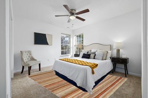 SAFAVIEH Striped Kilim Collection 8' x 10' Beige STK311A Handmade Flatweave Wool Area Rug in White and Yellow Modern Bedroom