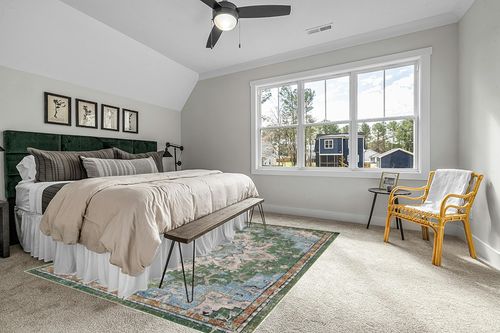 SAFAVIEH Madison Collection Area Rug - 8' x 10', Green & Turquoise, Boho Chic Medallion Distressed Design, Non-Shedding & Easy Care, Ideal for High Traffic Areas in Living Room, Bedroom (MAD473Y) in Grey Traditional Bedroom with King Bed