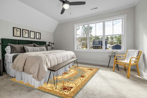 Unique Loom Versailles Collection Traditional Classic Floral Motif Area Rug (8' 0 x 10' 0 Rectangular, Slate Blue/ Ivory) in Grey Traditional Bedroom with King Bed