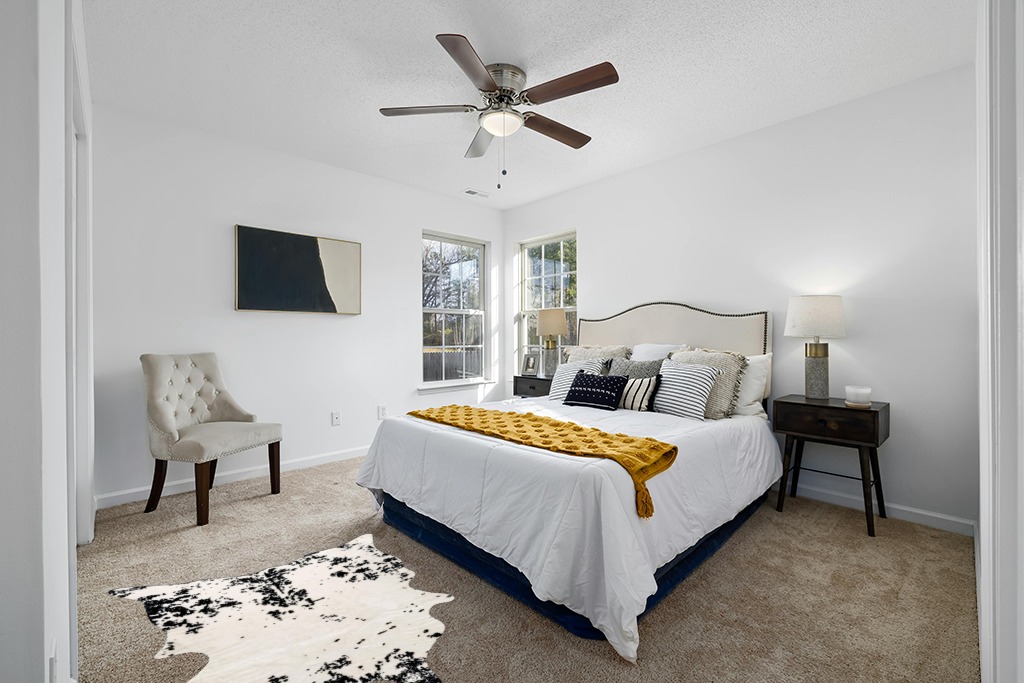 nuLOOM Marcia Machine Washable Faux Cowhide Accent Rug, 3' 10" x 5', Black in White and Yellow Modern Bedroom