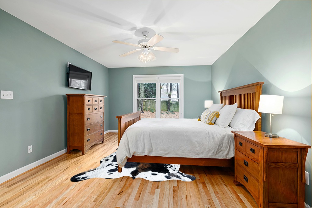 bonanza leathers Genuine Cowhide Rug Dark Tricolor Size S/L/XL 5X6/6X7/7X8 FT (XL) in Teal and Orange Wood Bedroom