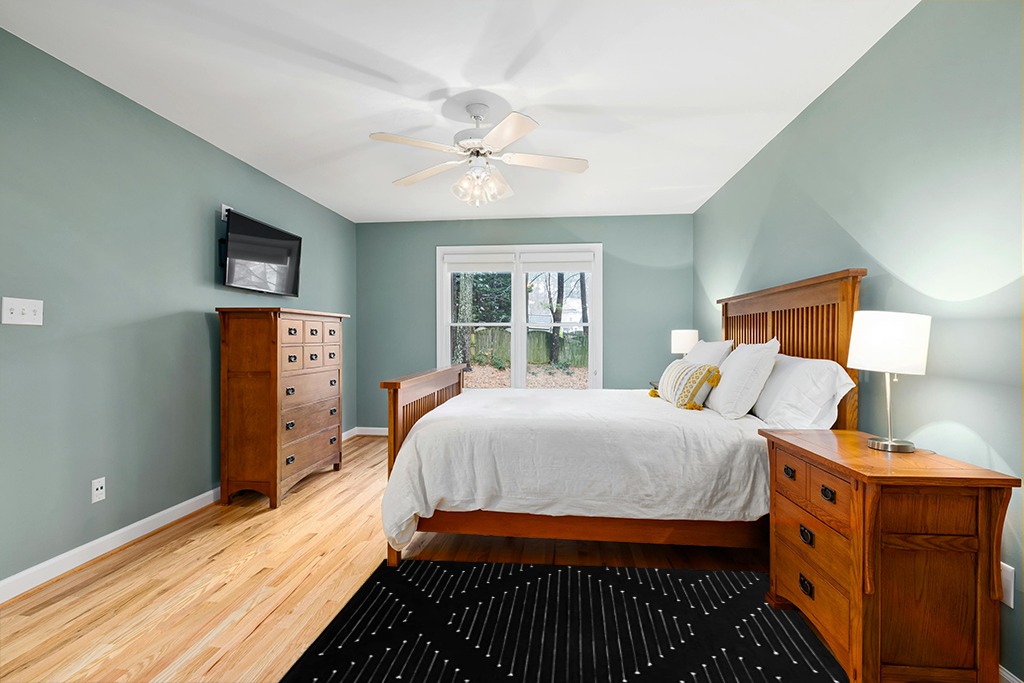 MitoVilla Black and White Rug in Teal and Orange Wood Bedroom