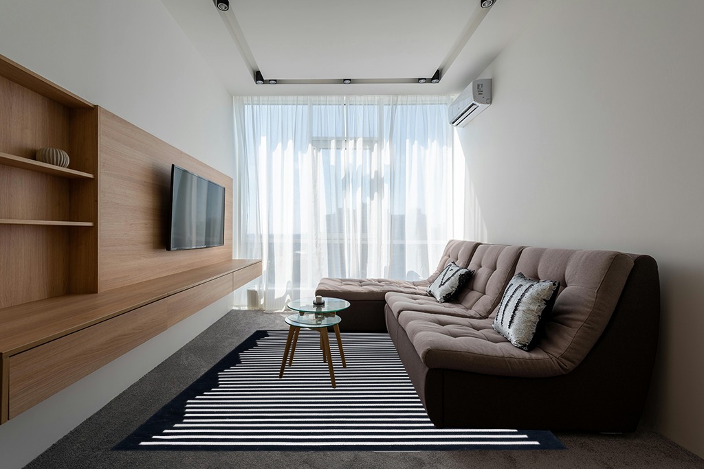 SAFAVIEH Montauk Collection Area Rug - 8' x 10', Black & Ivory, Handmade Flat Weave Boho Farmhouse Cotton Modern Stripe, Ideal for High Traffic Areas in Living Room, Bedroom (MTK313Z) in Grey Living Room with Brown Couch